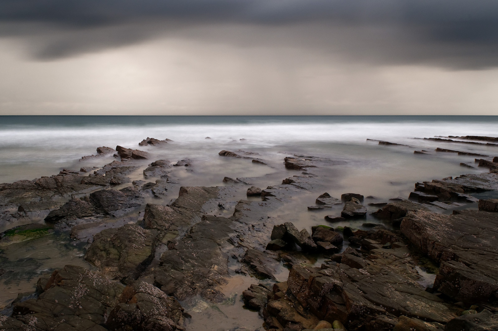 Cette baie bien abritée est une plage de galets et de sable fin, et tire son nom des moulins qui existaient autrefois dans la vallée qui la surplombe (écailler le grain). Les roches de l'anse de Cul Rond figurent parmi les plus anciennes de France : plus de 2 milliards d'années.