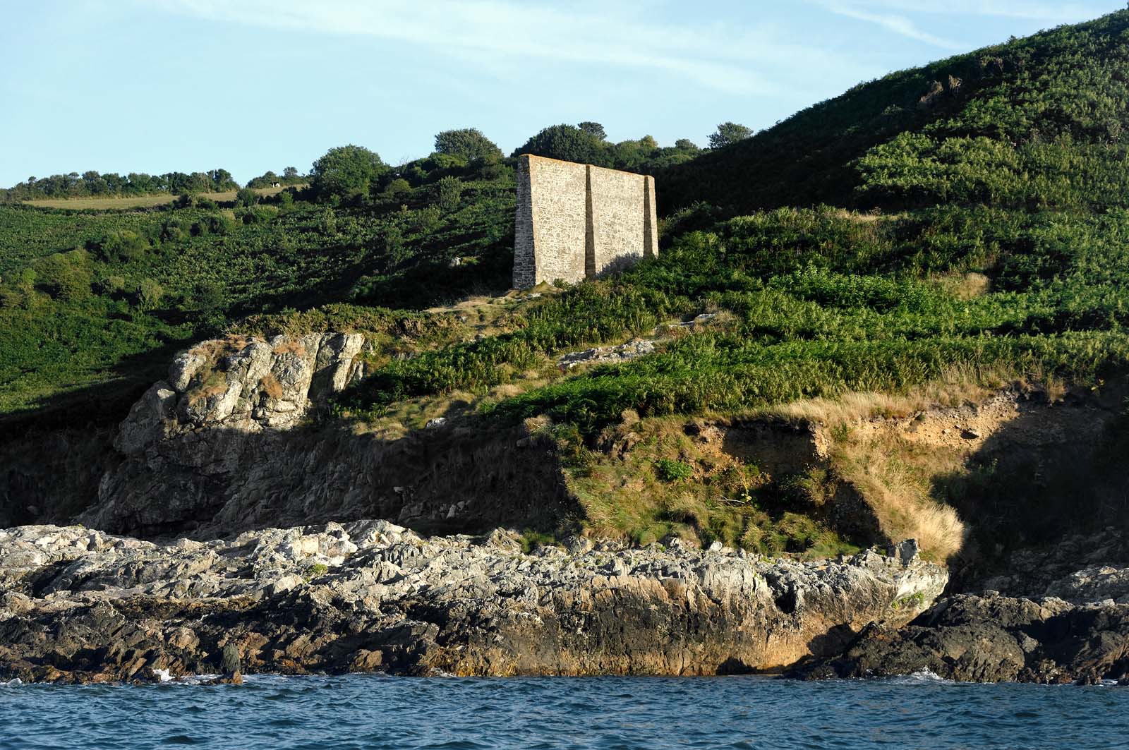 Le Mur blancSurplombant les falaises qui ont pris son nom près du sentier des douaniers, le mur a été bâti en 1887 pour servir de repère aux marins.La baie de Quervière se situe entre Landemer et le port d'Omonville-la-Rogue (Manche) sur le sentier des Douaniers.
