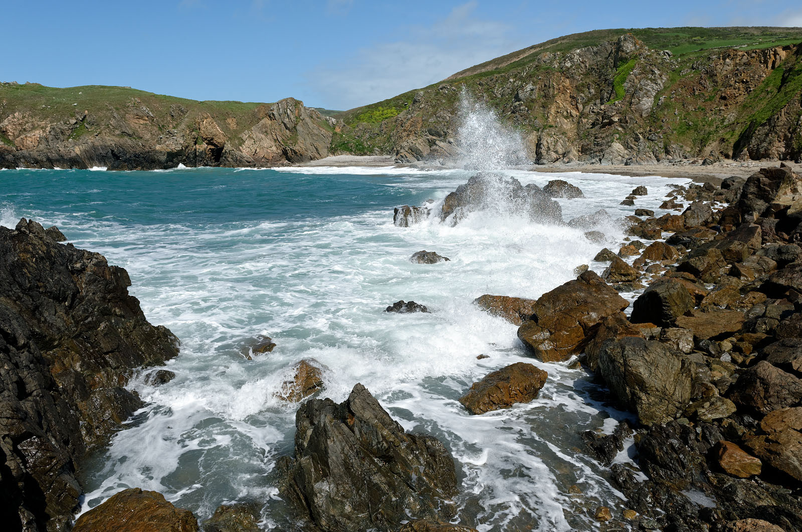Cette baie bien abritée est une plage de galets et de sable fin, et tire son nom des moulins qui existaient autrefois dans la vallée qui la surplombe (écailler le grain). Les roches de l'anse de Cul Rond figurent parmi les plus anciennes de France : plus de 2 milliards d'années.