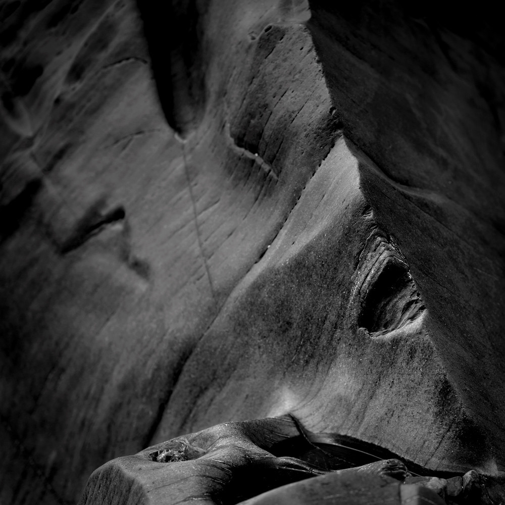 Cette exposition fût présentée lors du mois de la photographie à Equeurdreville (Cotentin) en 2014.Comme un tailleur de pierre, la nature a façonné un monde imaginaire, transformant le paysage en une oeuvre d’art équilibrée et contrôlée. Je n’ai photographié que ceux qui me parlaient, comme des apparitions fantasmagoriques, un clin d’oeil, un frisson, un sourire complice. Libre à vous de découvrir ces formes secrètes, ces visages sculptés par les éléments aux traits parfois révélateurs.