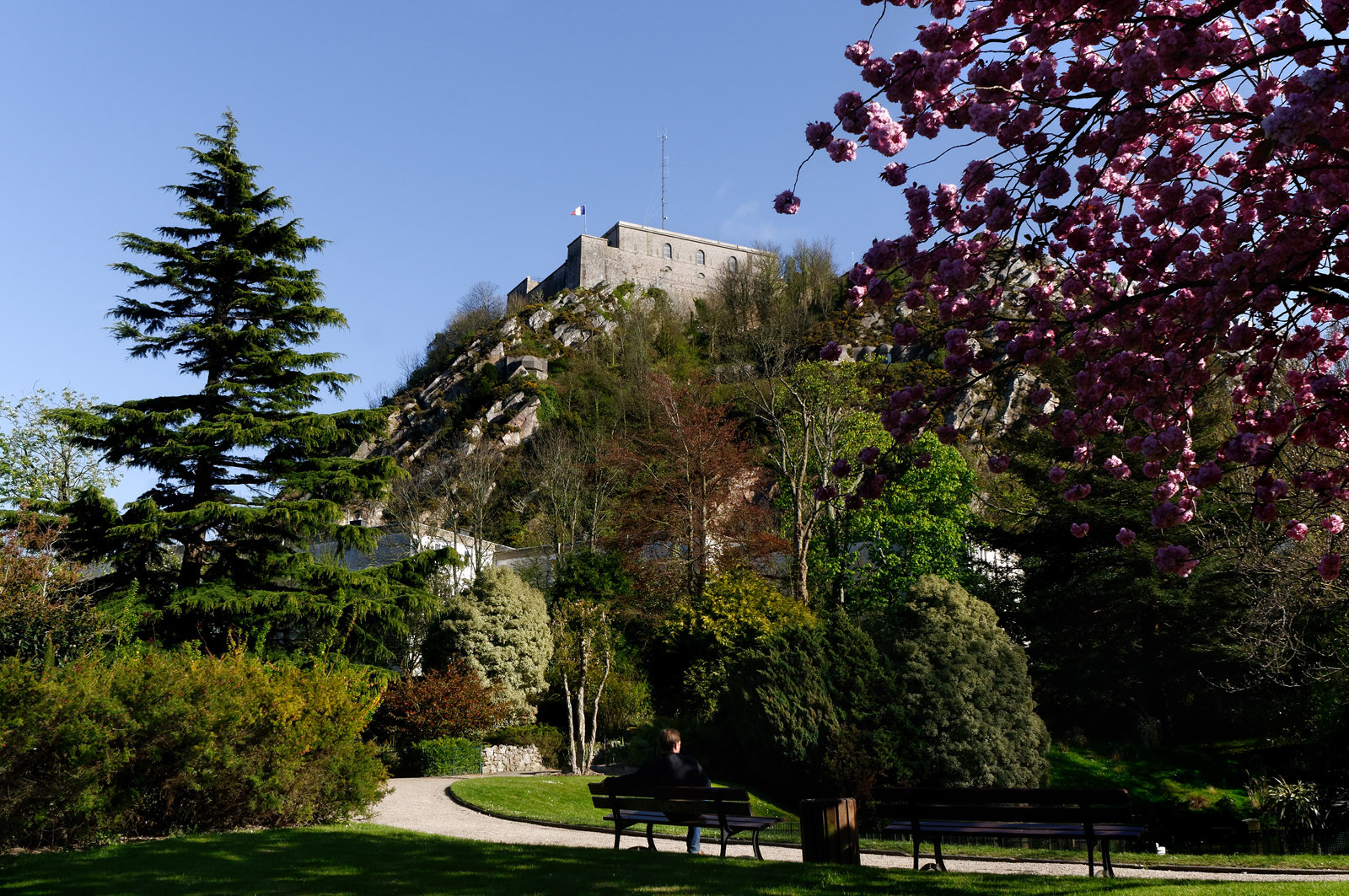 Une ville résolument tournée vers la mer.Cherbourg-en-Cotentin est située dans la presqu'île du Cotentin, à la pointe Ouest de la Normandie. (ville-cherbourg.fr)Un lieu incontournable en Normandie : La Cité de la Mer (http:  www.citedelamer.com)