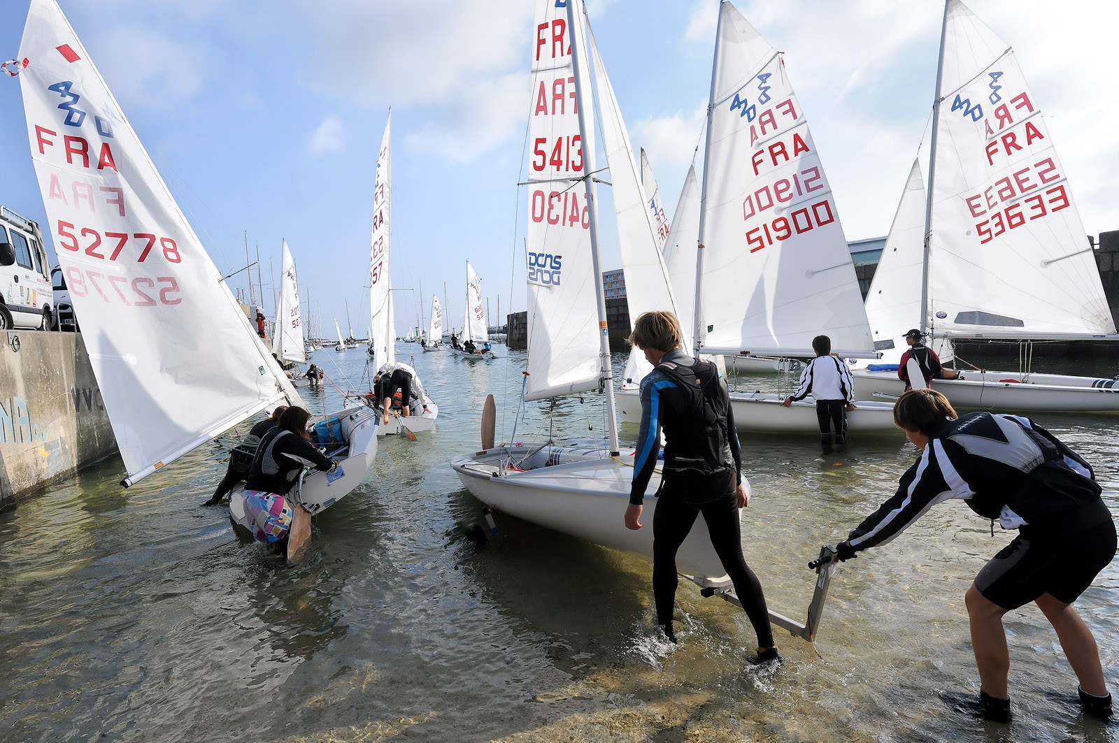 La rade de Cherbourg-en-Cotentin, qui figure parmi les plus grandes rades atificielles au monde, offre aux passionnés, débutants ou confirmés, la possibilité de pratiquer voile, aviron de mer, surf, kayak, ski nautique, funboard, plongée, kitesurf, waveski…