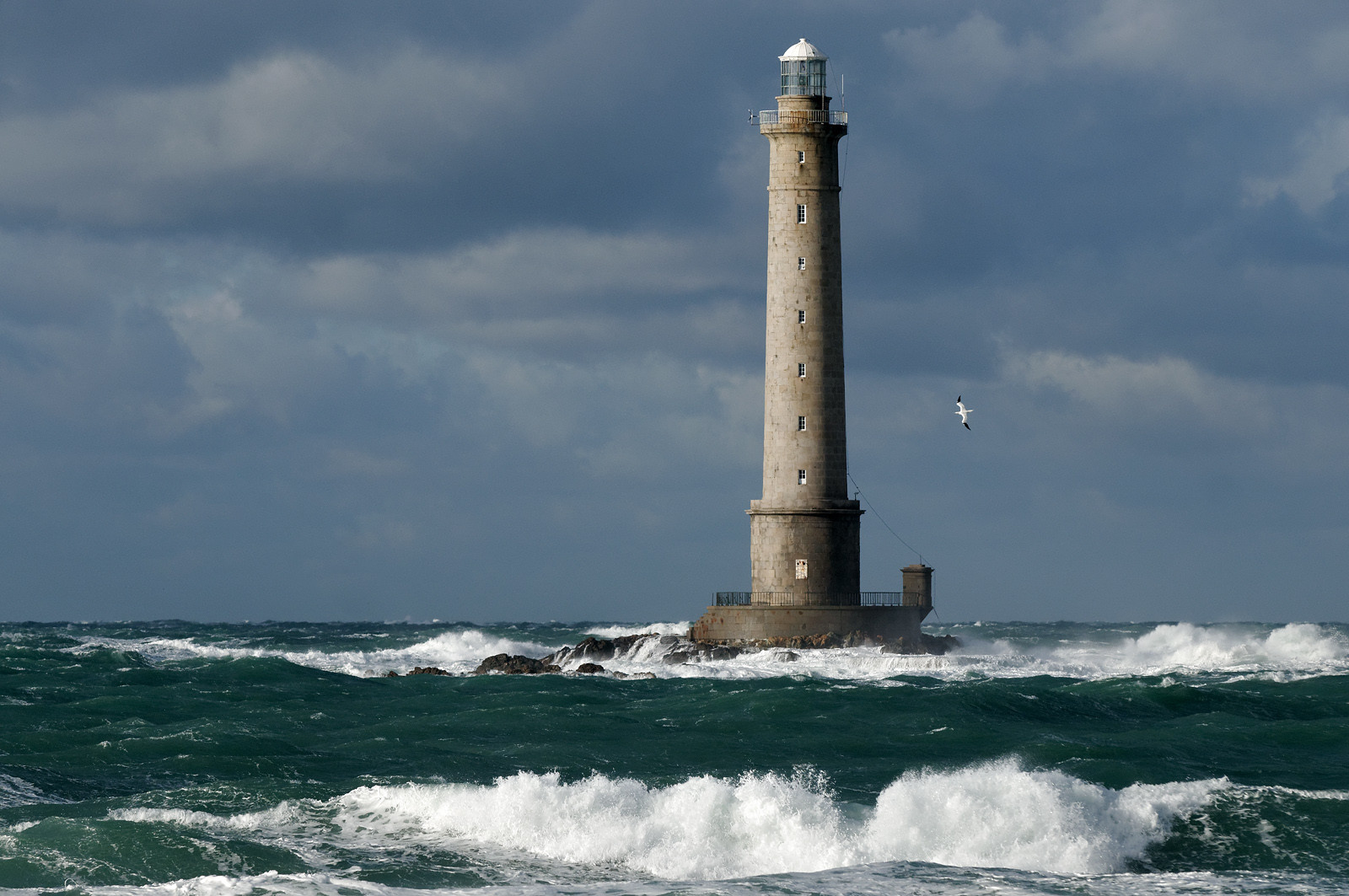 Le phare de Goury, situé sur la commune d'Auderville (Manche) et mis en service en 1837, signale l'un des courants de marée les plus forts d'Europe : le Raz Blanchard. Il est inscrit aux monuments historiques depuis 2009.