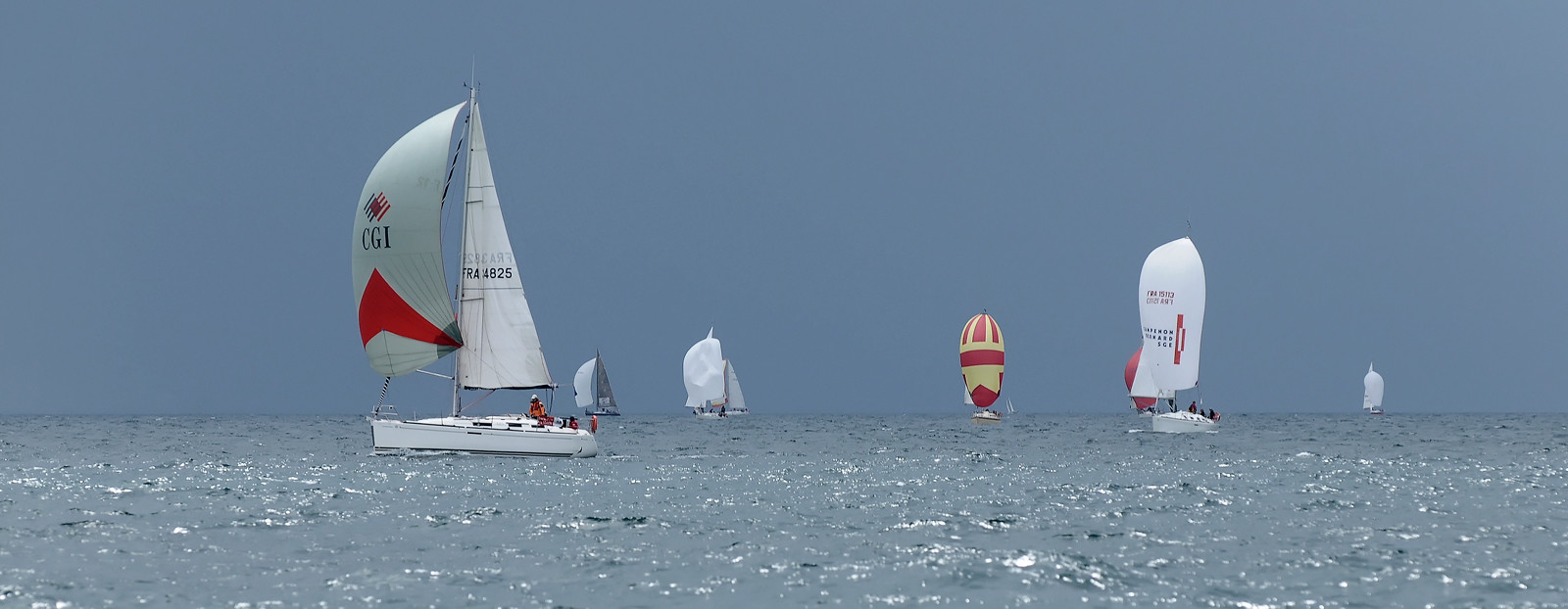La rade de Cherbourg-en-Cotentin, qui figure parmi les plus grandes rades atificielles au monde, offre aux passionnés, débutants ou confirmés, la possibilité de pratiquer voile, aviron de mer, surf, kayak, ski nautique, funboard, plongée, kitesurf, waveski…