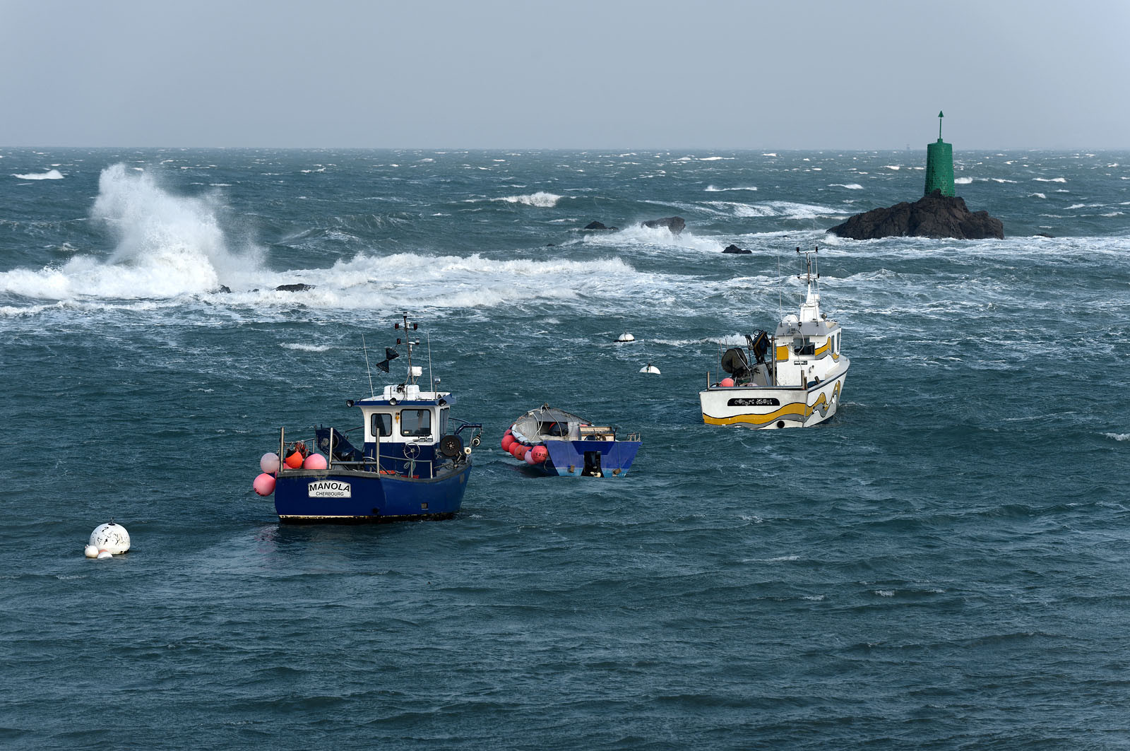 Le village d’Omonville la Rogue, situé sur la route côtière qui relie Cherbourg au cap de la Hague, s’étire au creux d’un vallon. Ses nombreuses petites rues et ruelles, sont bordées de solides maisons de granit, souvent couvertes en pierre.Les promenades conduisent bien souvent vers le Hâble, nom donné au port, un des plus beaux et des plus anciens de la région, dominé par un fort datant du début du XV siècle,