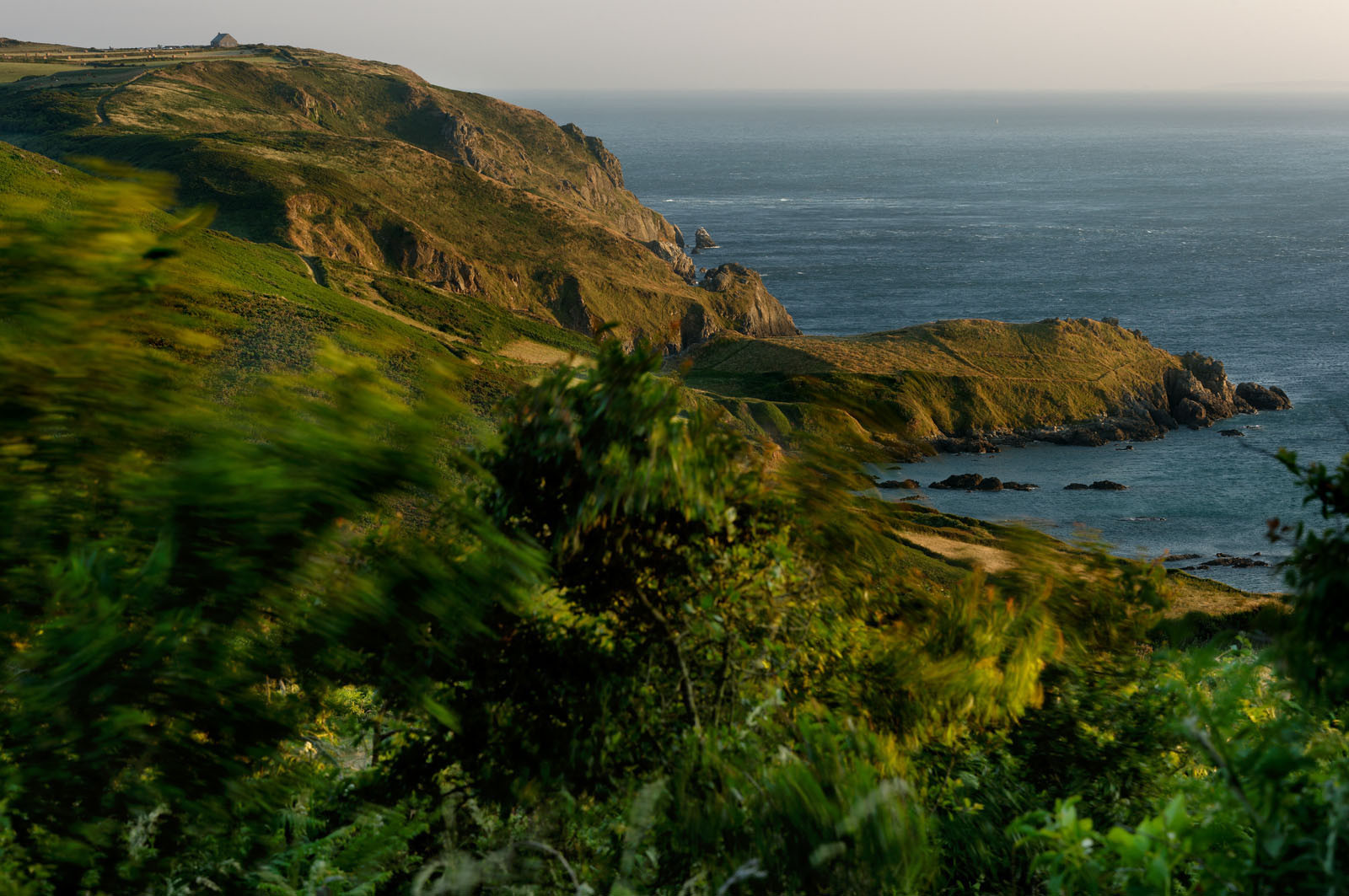 Cette baie bien abritée est une plage de galets et de sable fin, et tire son nom des moulins qui existaient autrefois dans la vallée qui la surplombe (écailler le grain). Les roches de l'anse de Cul Rond figurent parmi les plus anciennes de France : plus de 2 milliards d'années.