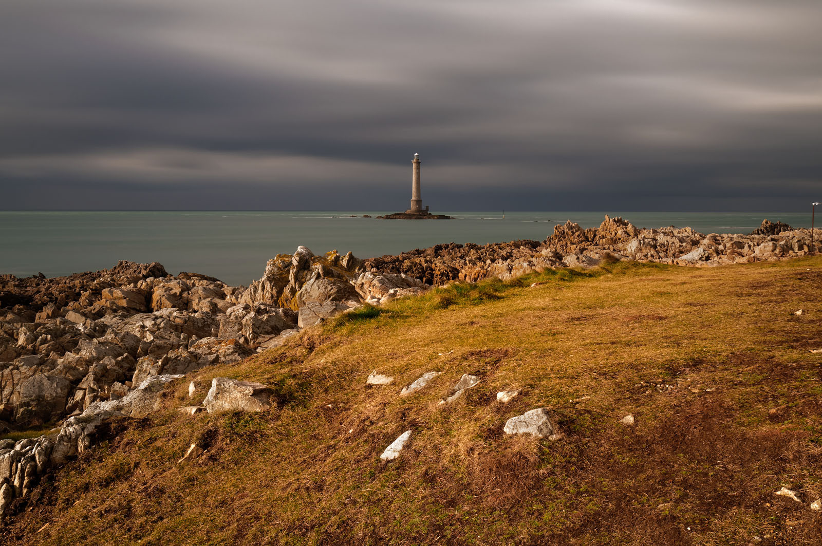 Le phare de Goury, situé sur la commune d'Auderville (Manche) et mis en service en 1837, signale l'un des courants de marée les plus forts d'Europe : le Raz Blanchard. Il est inscrit aux monuments historiques depuis 2009.