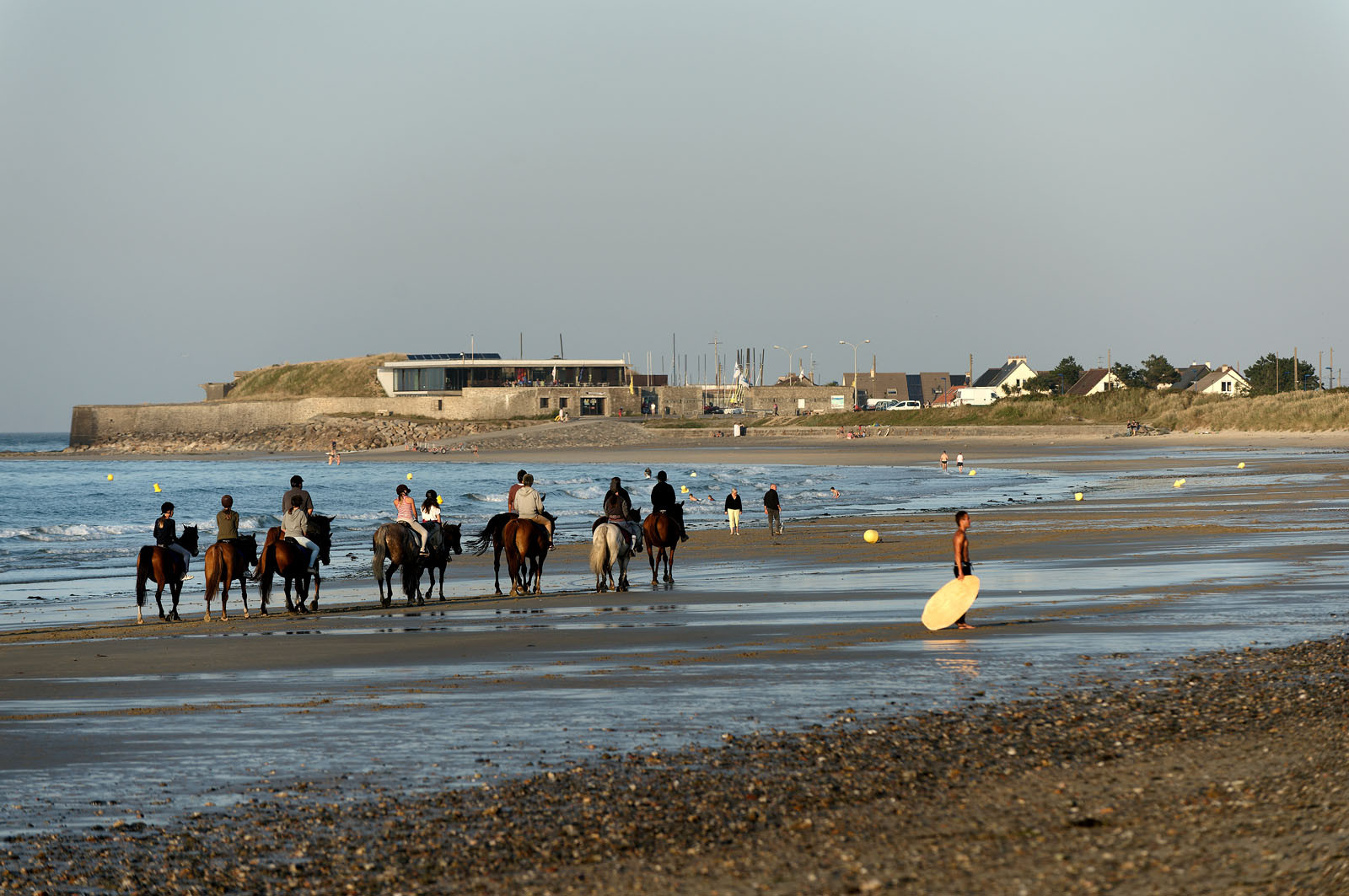 La grande plage de sable fin d'Urville-Nacqueville est devenue la station balnéaire, depuis le début des années 1900, la plus proche de Cherbourg. On peut y pratiquer de nombreuses activités nautiques grâce notemment au Pôle Nautique Hague.