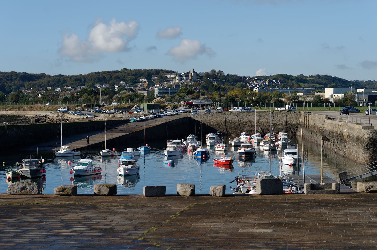 Une ville résolument tournée vers la mer.Cherbourg-en-Cotentin est située dans la presqu'île du Cotentin, à la pointe Ouest de la Normandie. (ville-cherbourg.fr)Un lieu incontournable en Normandie : La Cité de la Mer (http:  www.citedelamer.com)