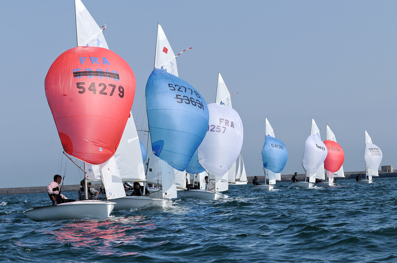 La rade de Cherbourg-en-Cotentin, qui figure parmi les plus grandes rades atificielles au monde, offre aux passionnés, débutants ou confirmés, la possibilité de pratiquer voile, aviron de mer, surf, kayak, ski nautique, funboard, plongée, kitesurf, waveski…